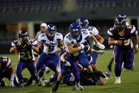 Bothell High’s Luke Proulx breaks away from a tackle on his way to scoring a 22-yard touchdown last Saturday night during the Cougars’ 36-14 victory over Issaquah High at Qwest Field in Seattle.