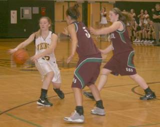 A pair of Eastlake High defenders close in on Inglemoor High’s Alex Nelson as she passes the ball off to a teammate during last Wednesday’s 4A Kingco matchup. Inglemoor won