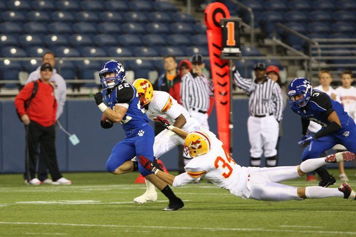 Bothell High's Luke Proulx evades a pair of Mission Viejo tacklers during a long run up field last night at Qwest Field.