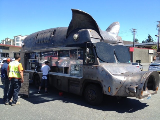 Maximus/Minimus serves BBQ sandwiches in Kenmore.