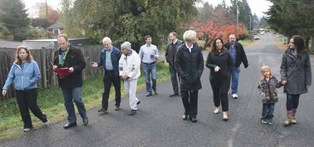 Kenmore residents walk and talk with elected officials including Sen. David Frockt