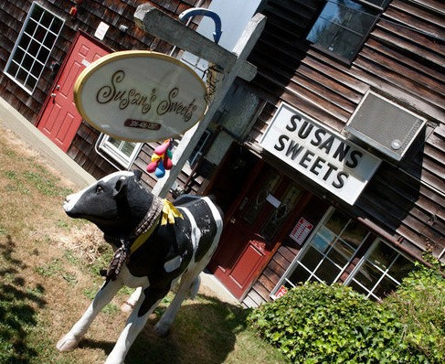 Susan's Sweets' artificial cow before it was stolen.