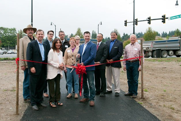 The City of Bothell held a ribbon cutting ceremony acknowledging the completion of the SR 522 project.
