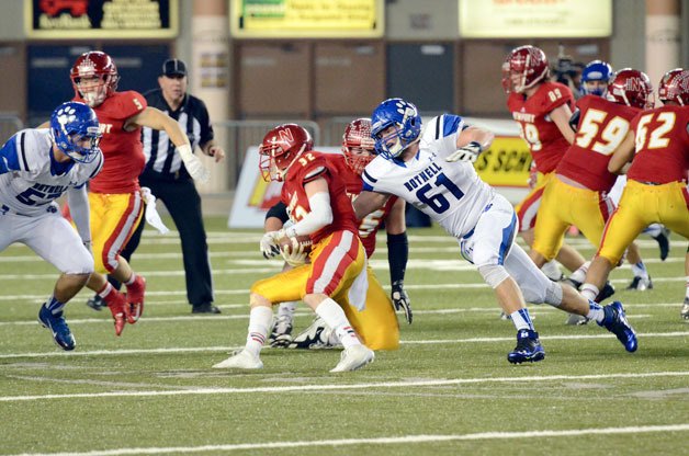 Bothell High School defensive lineman Jordan Barker goes in for the tackle and ends up with a fumble recovery for a touchdown.