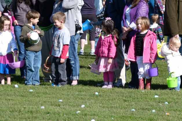Local kids take part in the 2012 Bothell Community Egg Hunt.