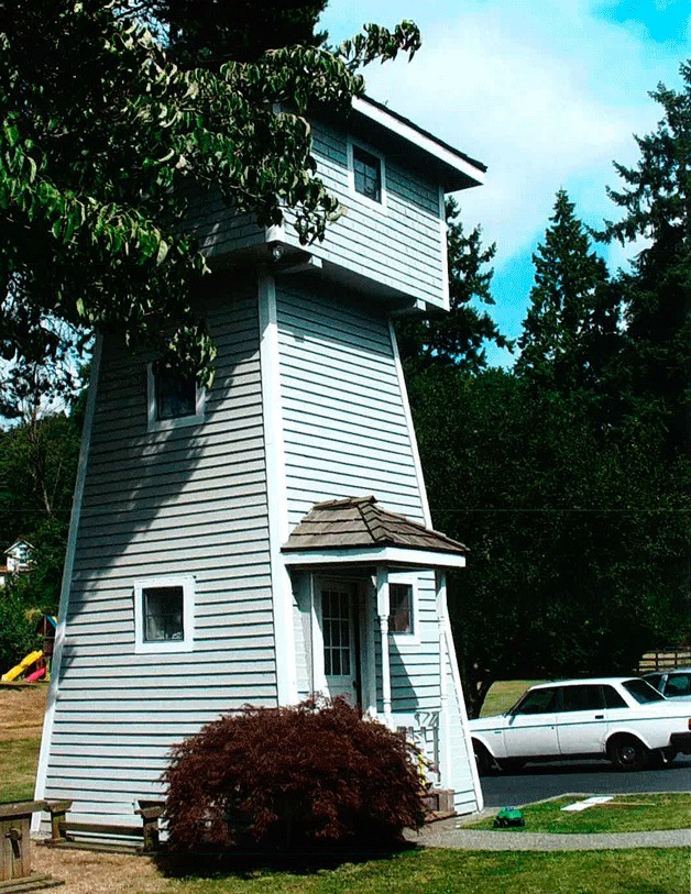 The Harries Water Tower was built in 1928 and was included on the Bothell Historic Landmarks Inventory. The tower