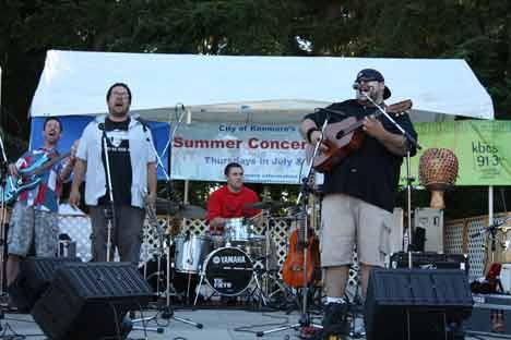 Milonga gets the crowd grooving to its Pan-Latin music last Thursday night at St. Edward State Park in Kenmore. More than 1