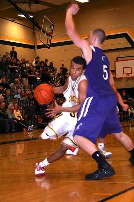 Inglemoor High’s Eric Bryant attempts to drive past Lake Washington High’s Ryan Guisness during last Friday’s 4A Kingco matchup. LW won