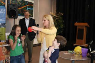 Lynwood resident Deborah Nelson and Snohomish resident Alex Mauch react as King 5 meteorologist Shannon O’Donnell demonstrates the effects of high-pressure weather systems with a balloon during a May 31 career-exploration fair at the North Creek Events Center. U.S. Rep. Jay Inslee observes in the background.