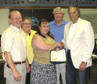 The Northshore Fire Department Board of Fire Commissioners recently recognized Kenmore’s Robin Fahey for demonstrating quick thinking