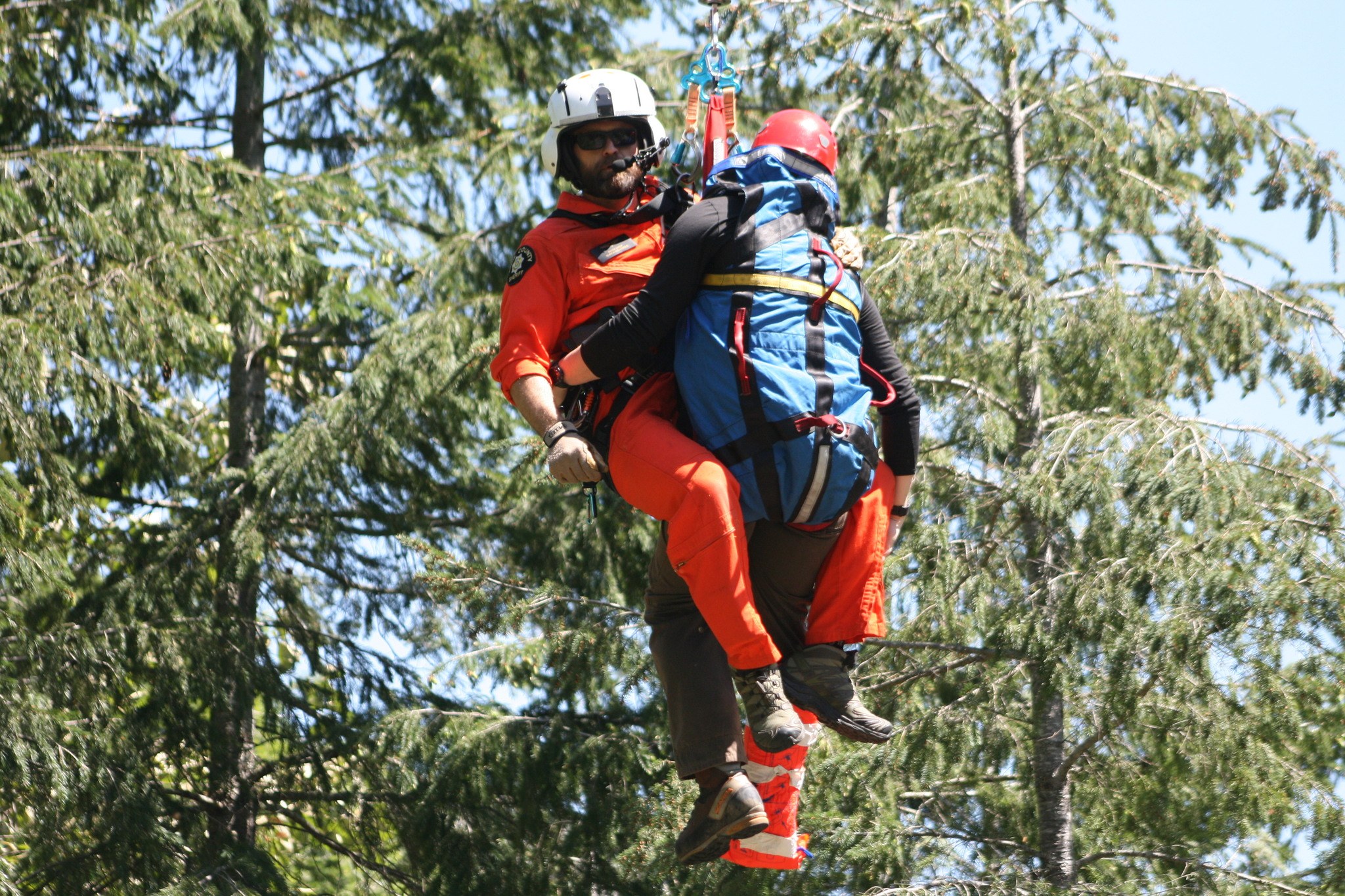 A deputy hoists a mock injury victim to safety during a recent King County Sheriff’s Office Search and Rescue training session. AARON KUNKLER/Reporter Newspapers