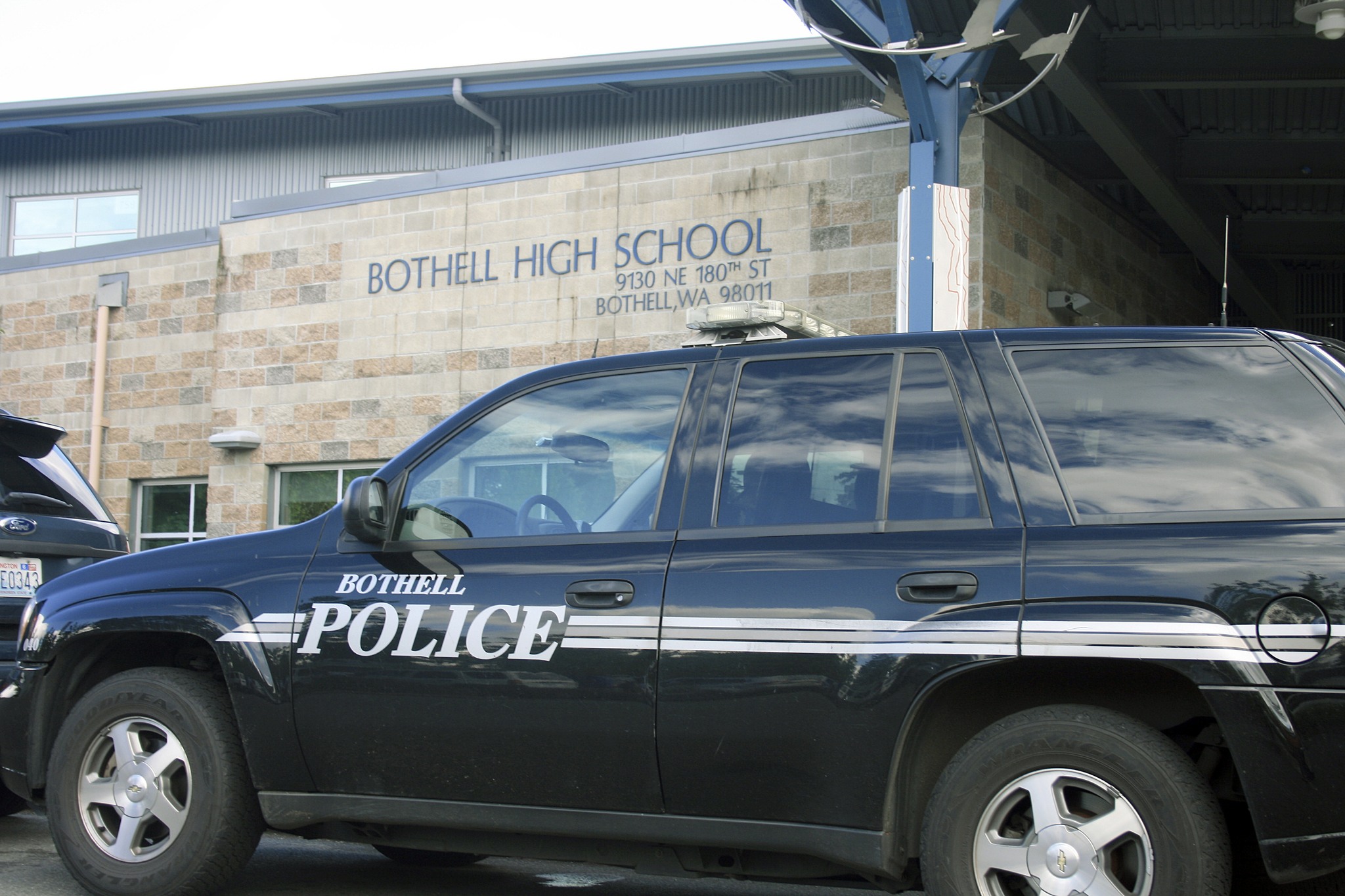 Bothell police shutdown Bothell High School on Friday to investigate the assault of a teach on Thursday afternoon. AARON KUNKLER/Bothell Reporter
