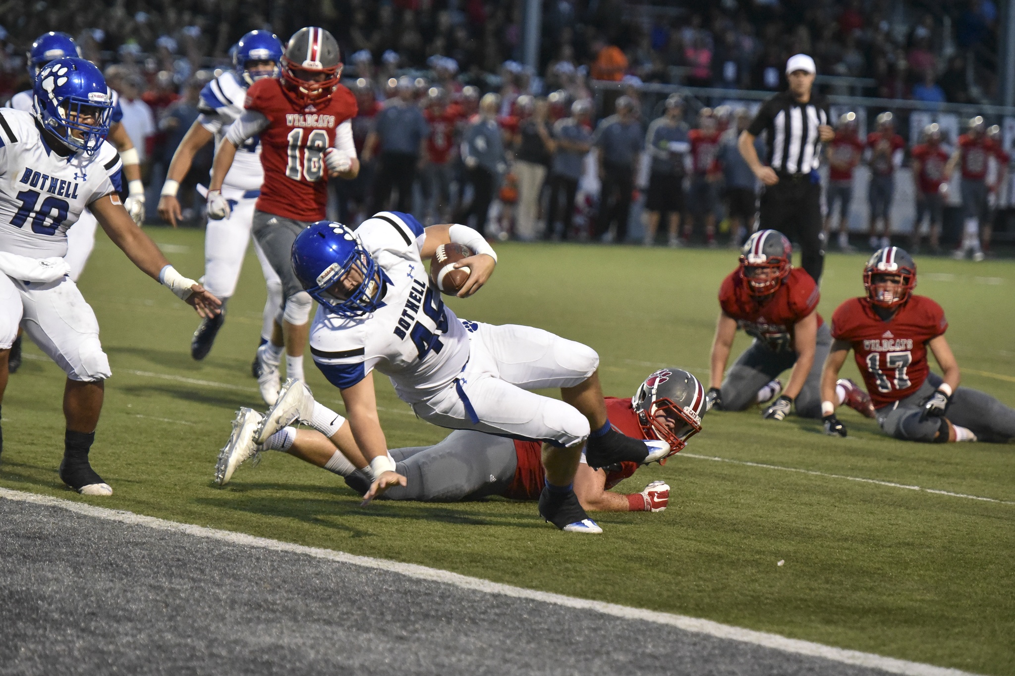Bothell running back Parker Chamberlin falls into the end zone during the Cougars’ win over Mount Si on Friday