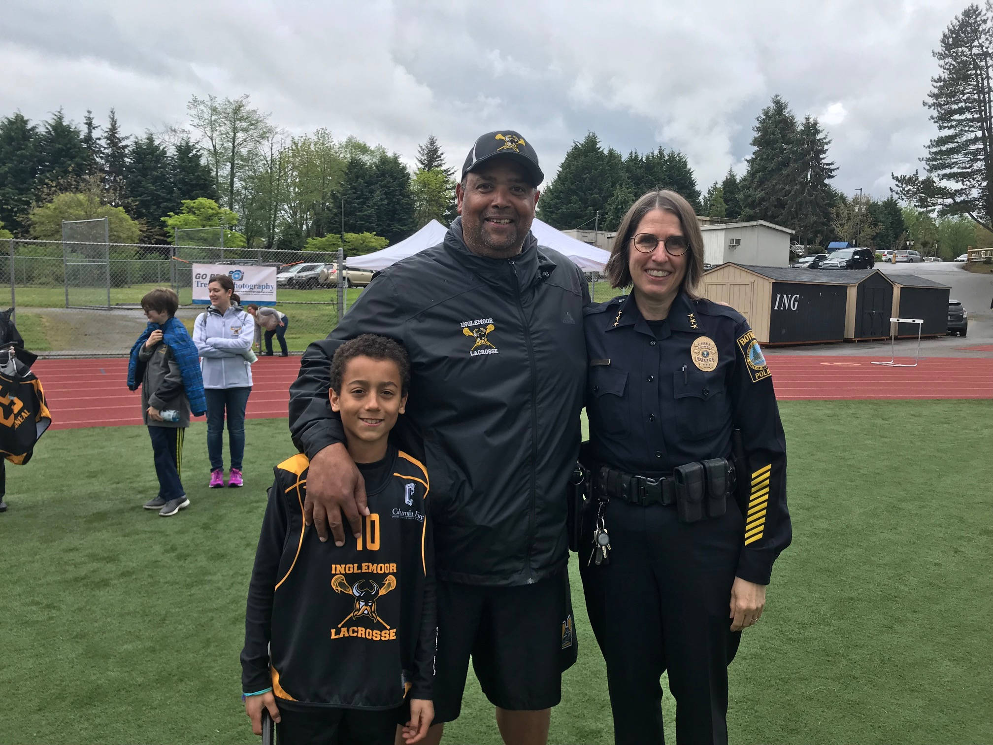 From left, Jarron Austin of the Inglemoor 3/4 team poses with James McNeal and Bothell Police Chief Carol Cummings. Courtesy photo