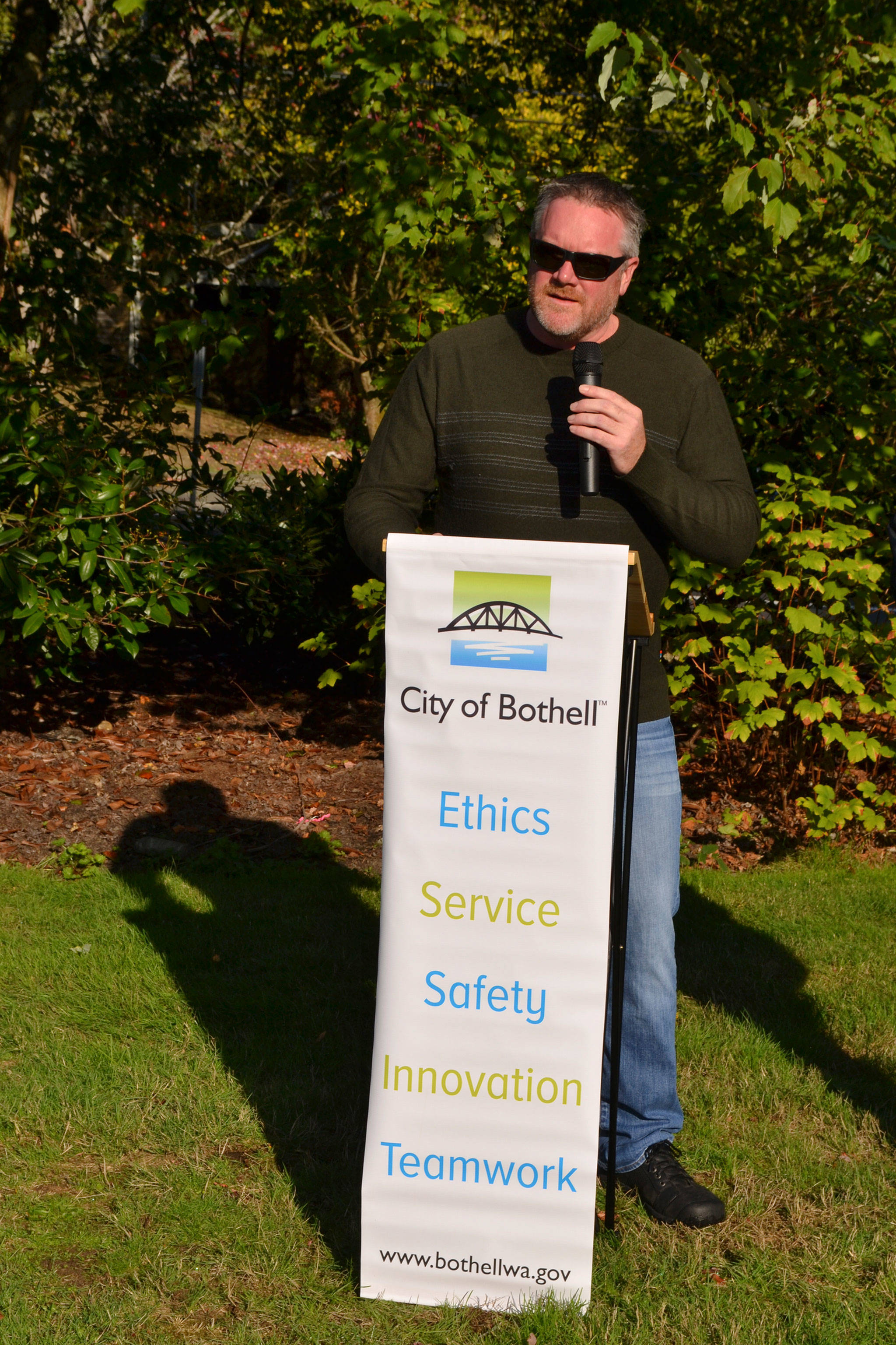 Mayor Andy Rheaume speaks at a ribbon-cutting event to celebrate improvements to Beardslee Boulevard. Photo courtesy of the city of Bothell