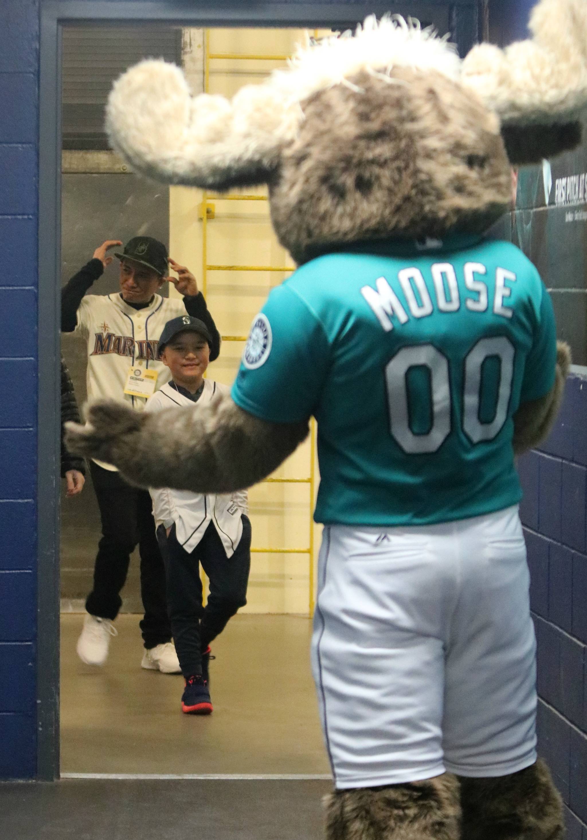 The Mariner Moose greets Dakota and Darrin Butteris. Andy Nystrom / staff photo