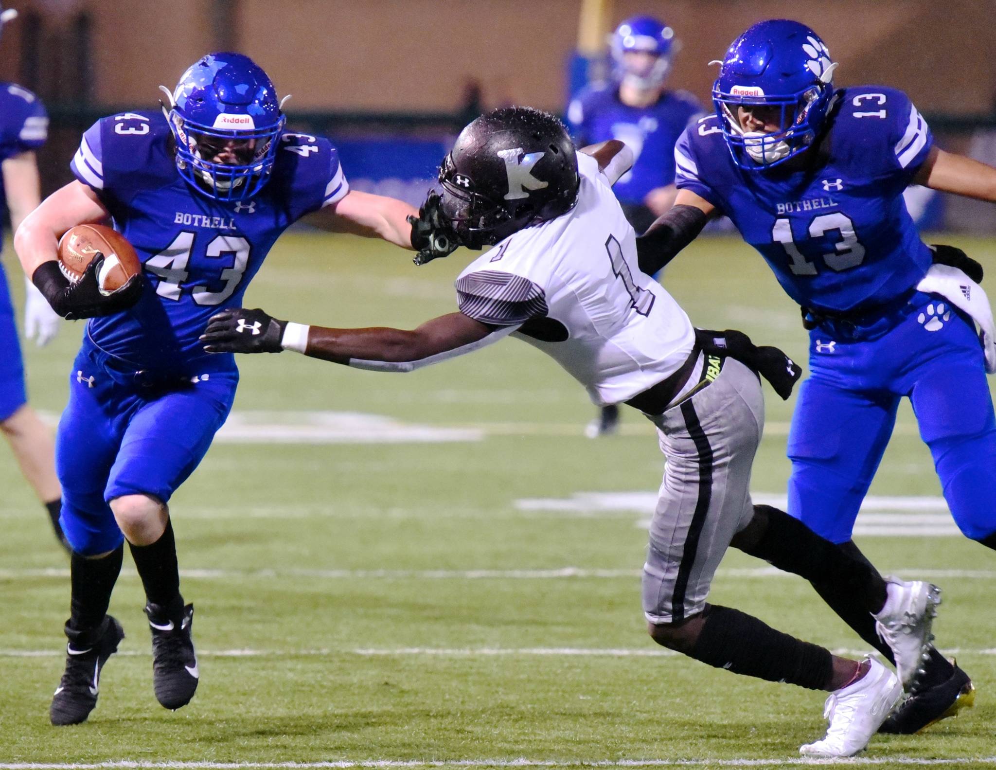 Bothell advances in state football playoffs with thrilling win over Kentwood