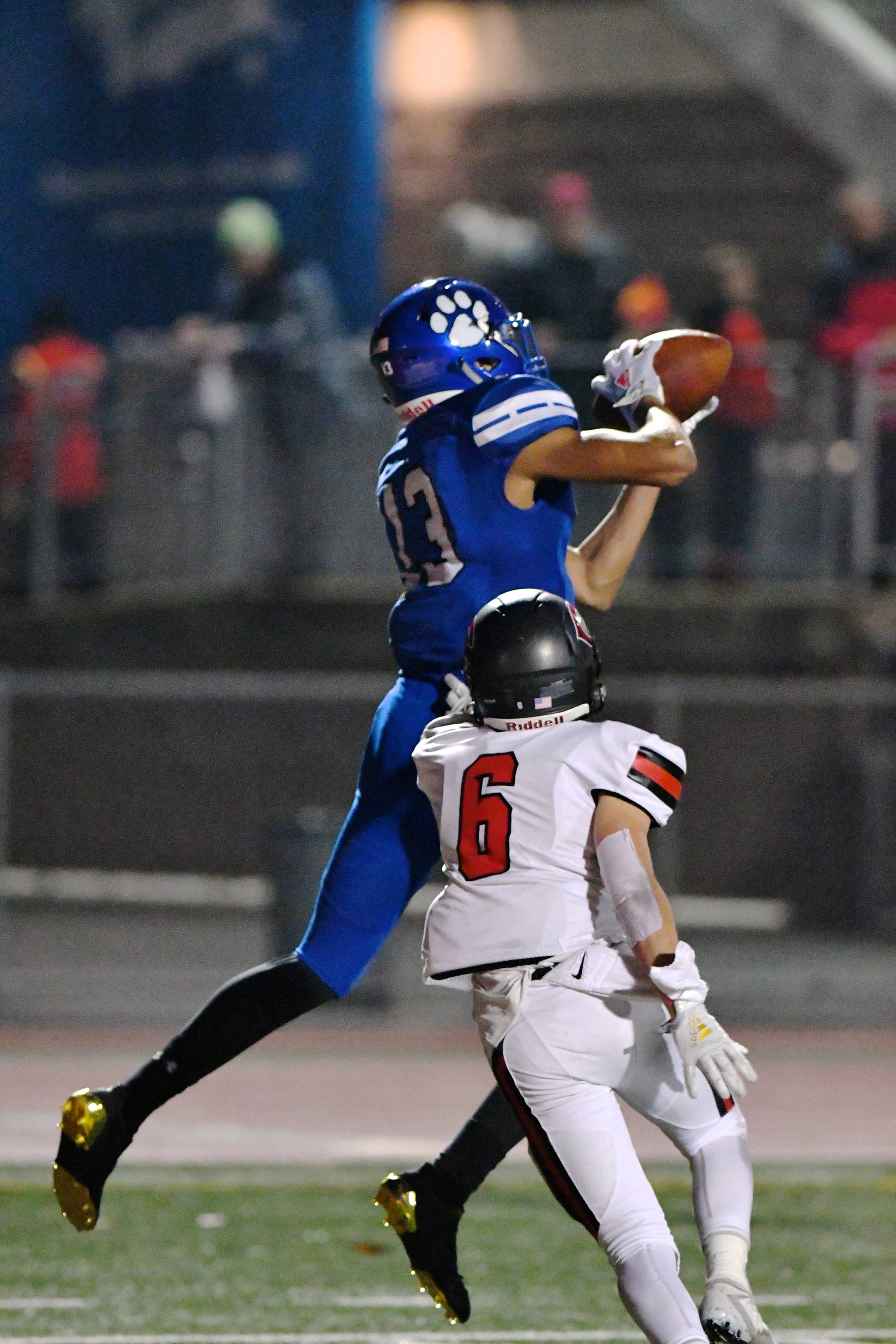 Jordyn Turner grabs a pass as Camas’ Dante Humble defends. Photo courtesy of Greg Nelson