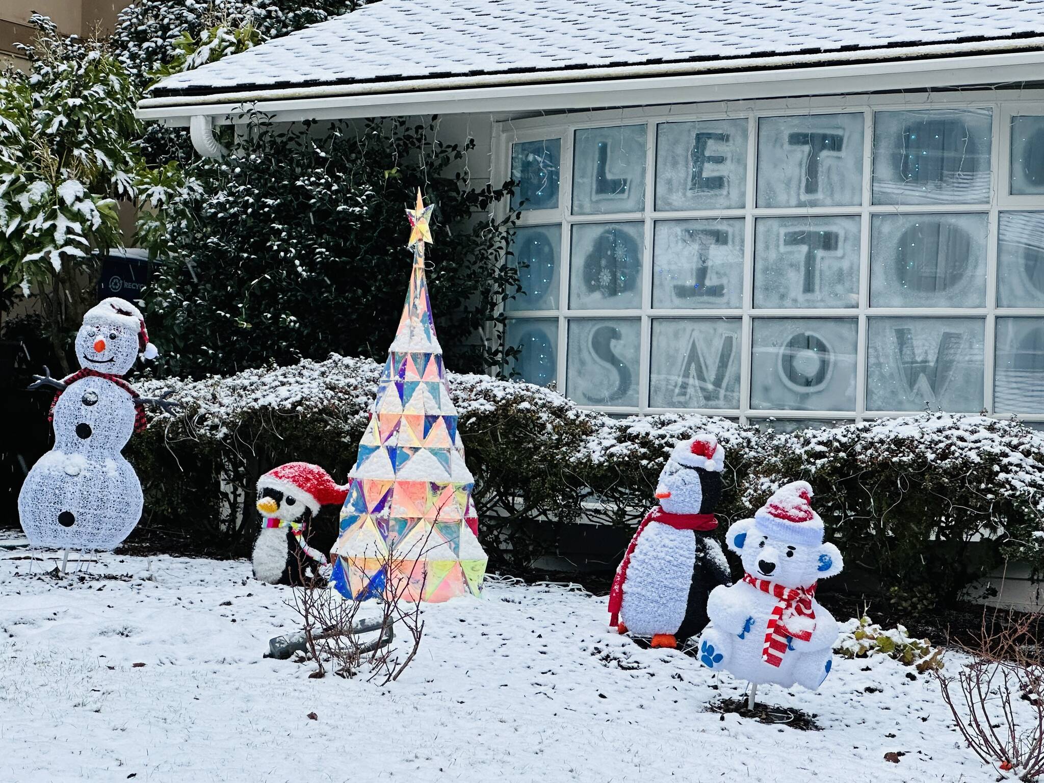 Snow accumulated in some parts of the Puget Sound region. Here’s a scene from a Mercer Island home on Dec. 19, 2022. Photo courtesy of Greg Asimakoupoulos