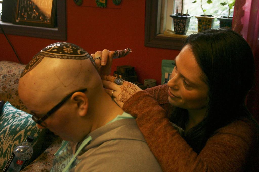Kirkland artist Sarah Walters creates a henna crown for Mary Glasco at Sankara Imports in Bothell. CATHERINE KRUMMEY/Kirkland Reporter