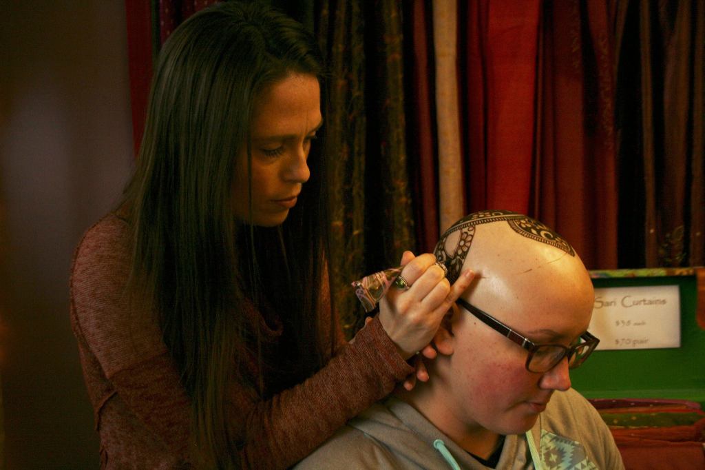 Kirkland artist Sarah Walters creates a henna crown for Mary Glasco at Sankara Imports in Bothell. CATHERINE KRUMMEY/Kirkland Reporter