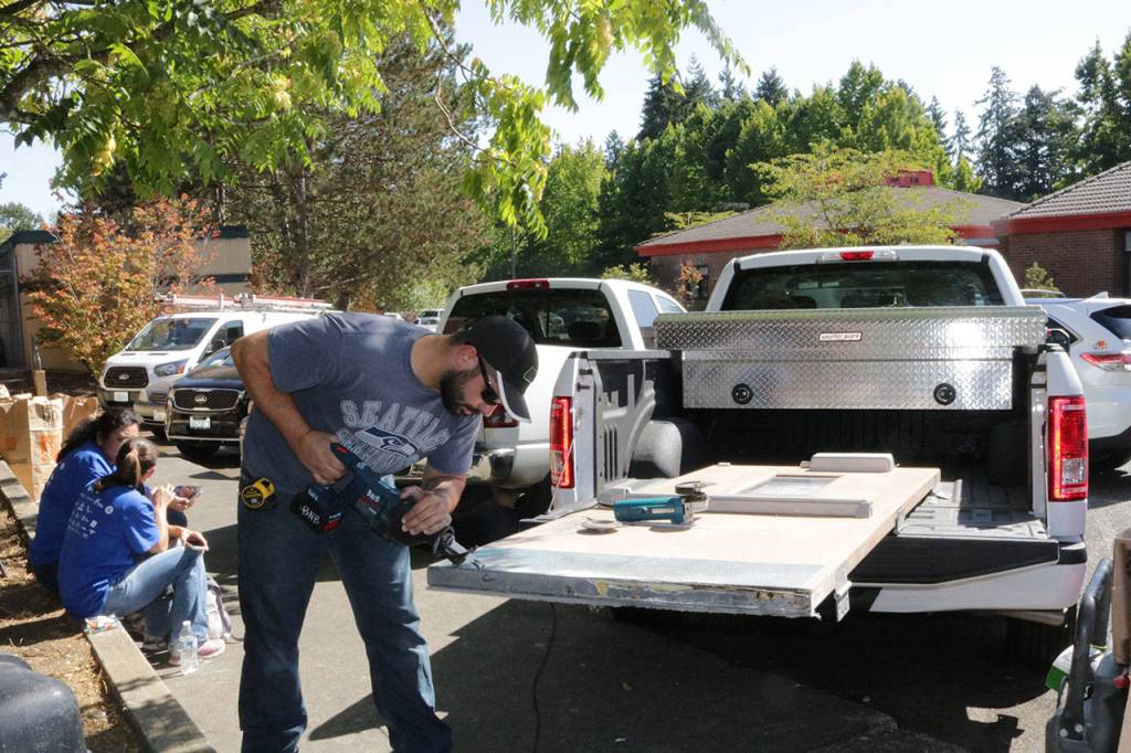 Microsoft workers spruce up Mary’s Place in Kenmore