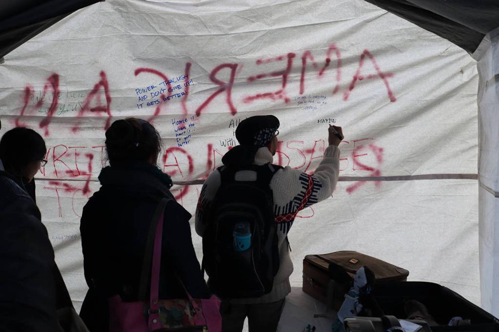 UW Bothell students write messages to refugees. Courtesy of Marwa Popal