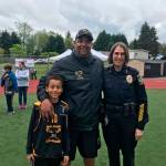 From left, Jarron Austin of the Inglemoor 3/4 team poses with James McNeal and Bothell Police Chief Carol Cummings. Courtesy photo