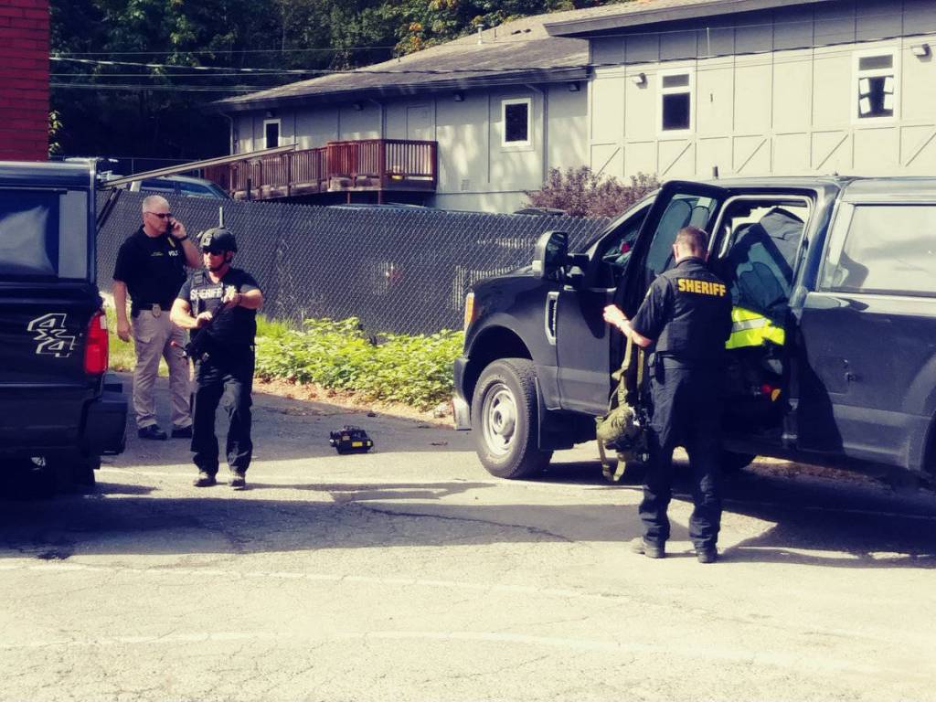 The King County Sheriffs Offices bomb disposal unit arrives on the scene. Aaron Kunkler/staff photo
