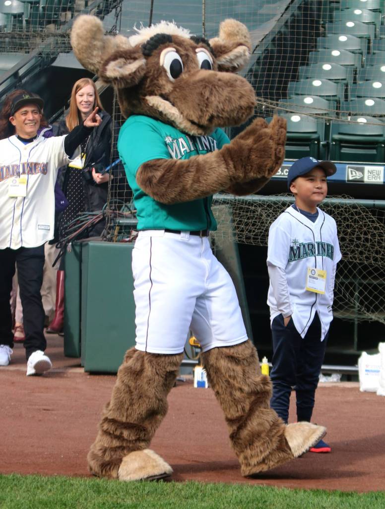 Everyone checks out the message board with Dakota Butteriss name emblazoned on it. Andy Nystrom / staff photo