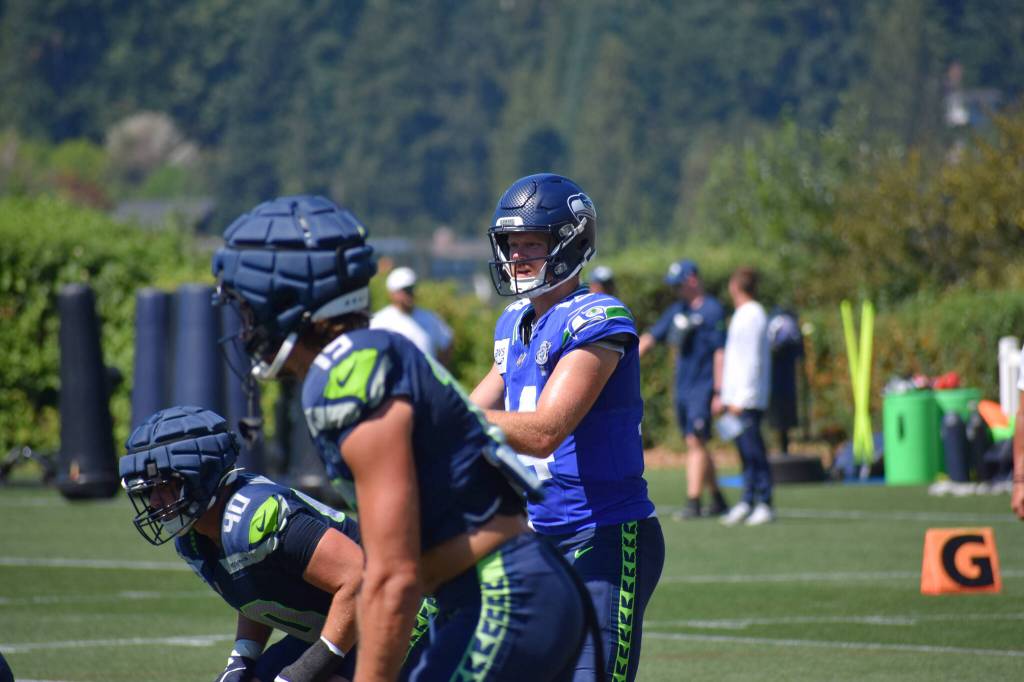 Seattle Seahawks Quarterback Sam Darnold looks left in a drill at training camp. Ben Ray / Sound Publishing.