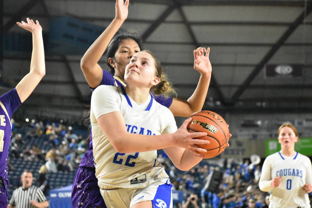Charlotte Lipkin goes up for a layup against Lake Stevens. Ben Ray / The Reporter