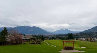 Mount Si and the surrounding mountains, seen from The Club at Snoqualmie Ridge, have minimal snow, March 25, 2026. The Snoqualmie Valley received multiple inches of snow 12 days prior. (Grace Gorenflo/Valley Record)